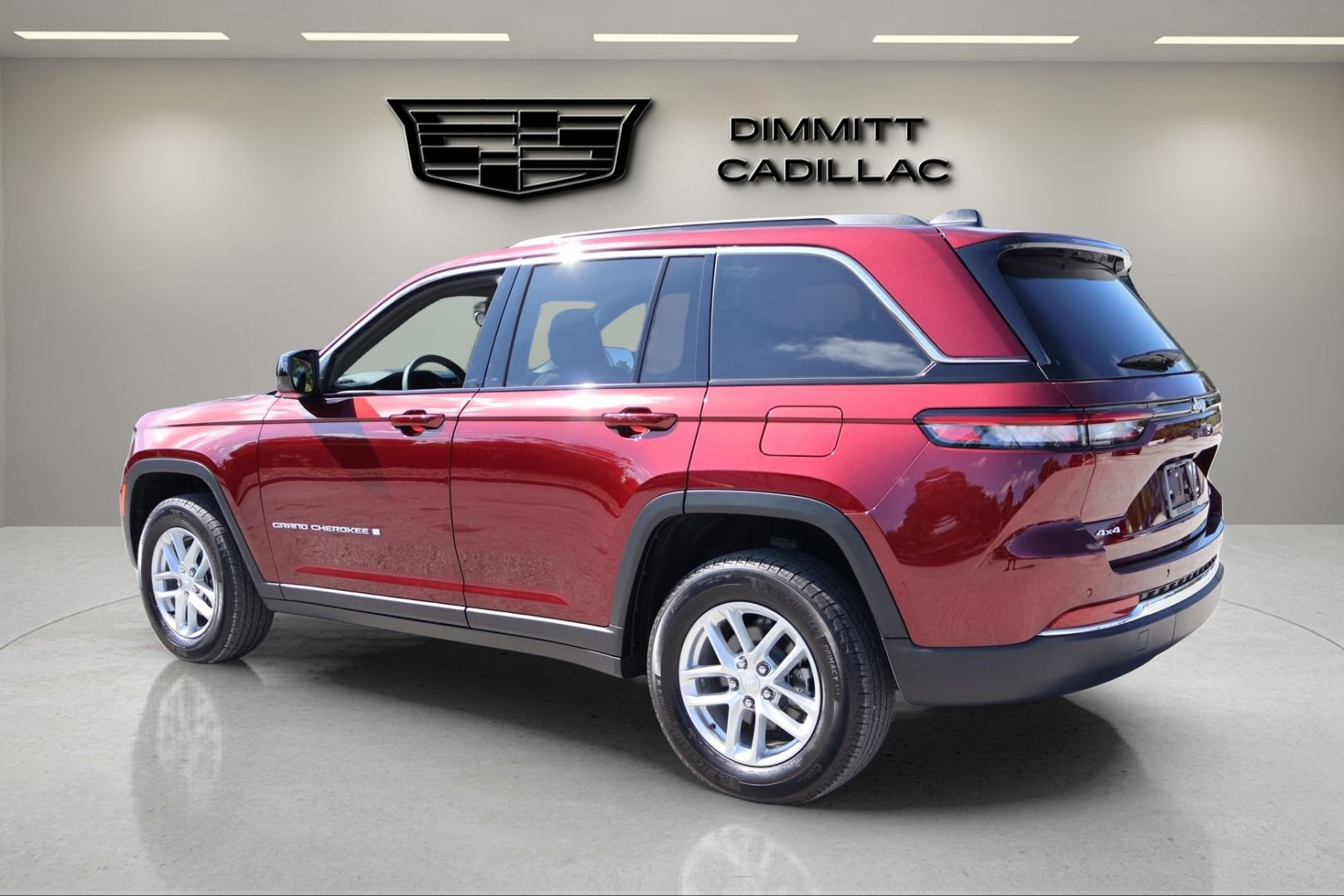 Used 2024 Jeep Grand Cherokee Laredo X AWD/4WD image 3