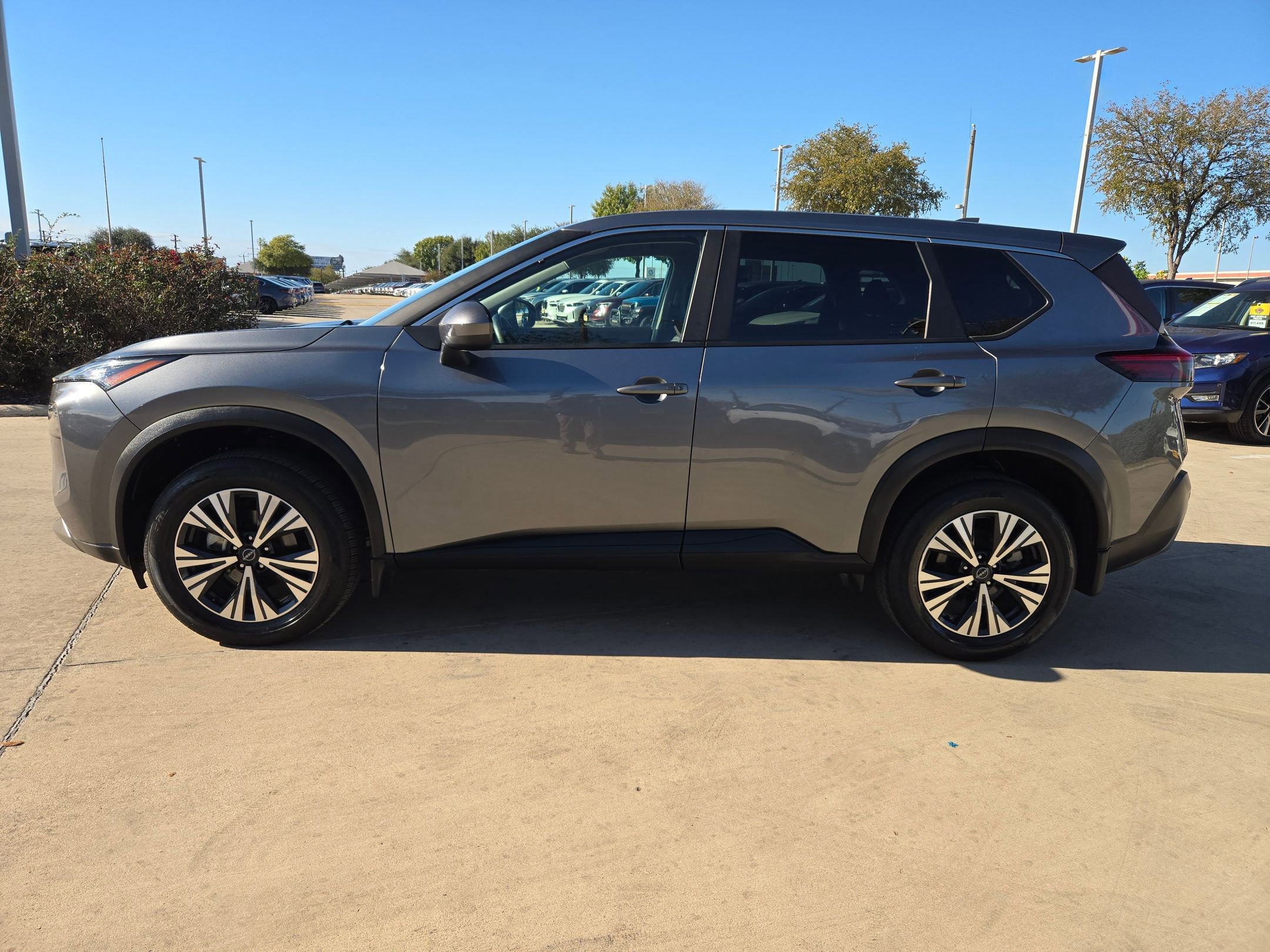 Used 2023 Nissan Rogue SV image 4