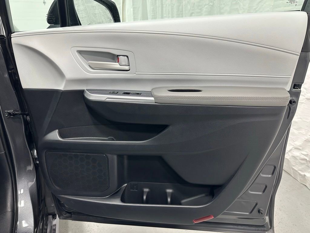 Used 2025 Toyota Sienna LE image 61