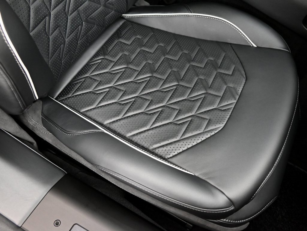 Used 2025 Aston Martin Vanquish image 18