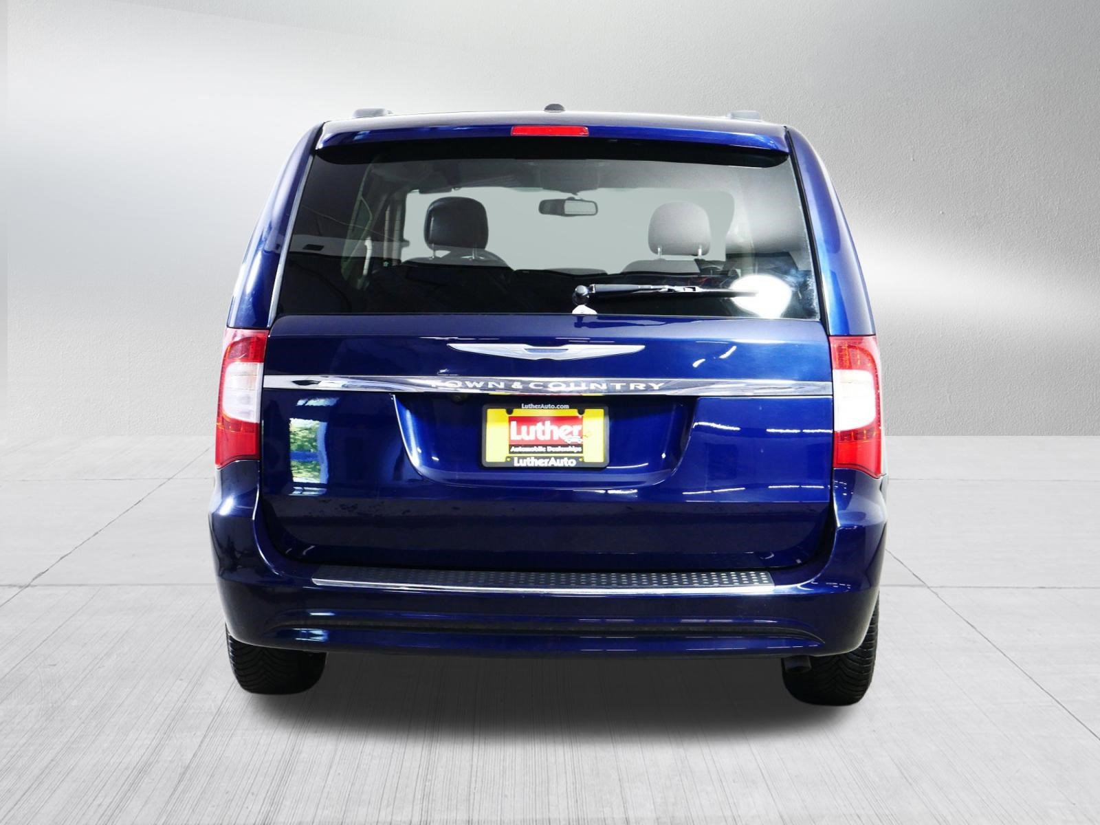 Used 2015 Chrysler Town & Country Touring w/ Driver Convenience Group FWD image 6