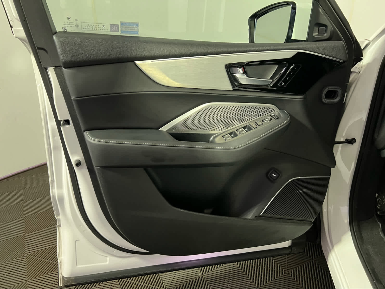 Used 2023 Acura MDX SH-AWD w/ Technology Package image 23