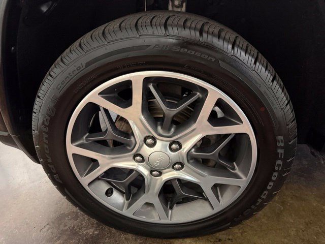 Used 2019 Jeep Grand Cherokee Overland AWD/4WD image 10