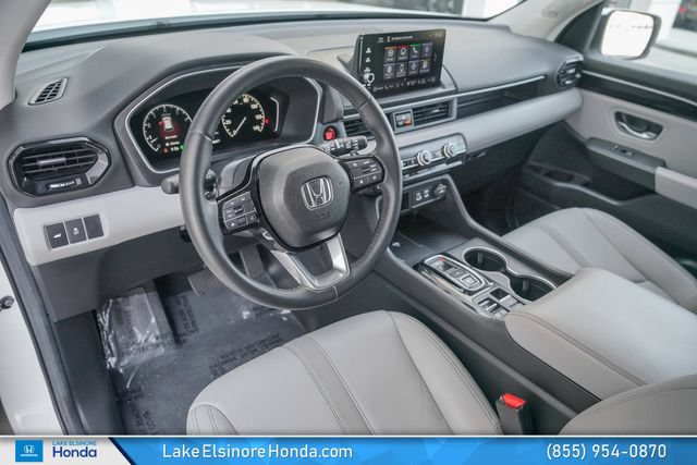 Used 2025 Honda Pilot Touring image 17