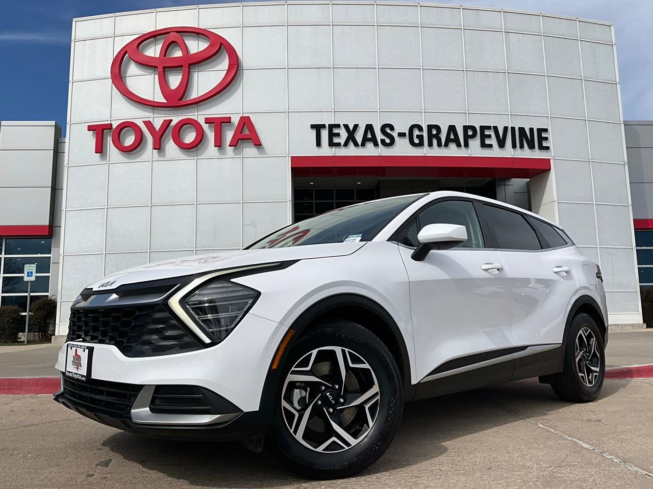 Used 2025 Kia Sportage LX image 2