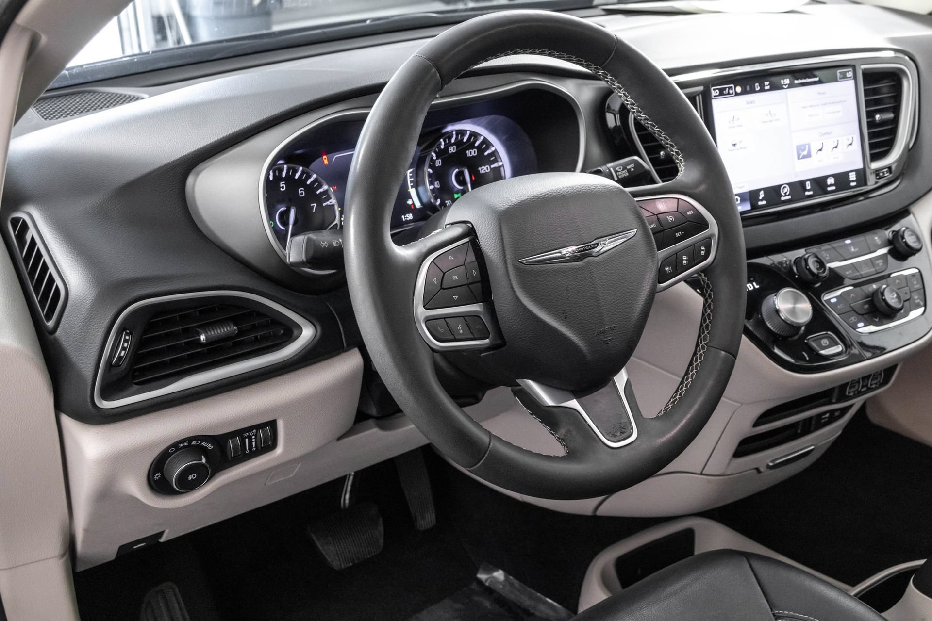 Used 2022 Chrysler Pacifica Touring-L FWD image 32