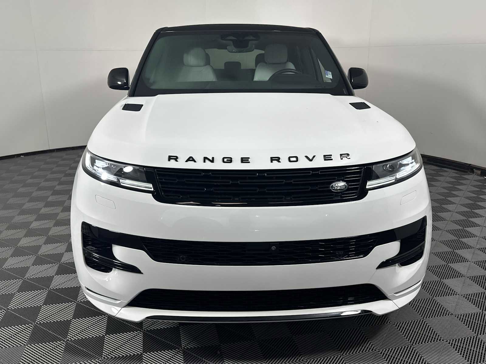Used 2024 Land Rover Range Rover Sport Dynamic SE image 2