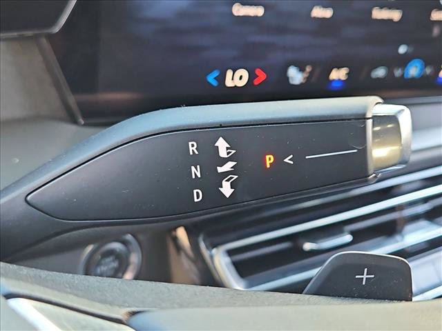 Used 2025 Chevrolet Traverse LT FWD image 12