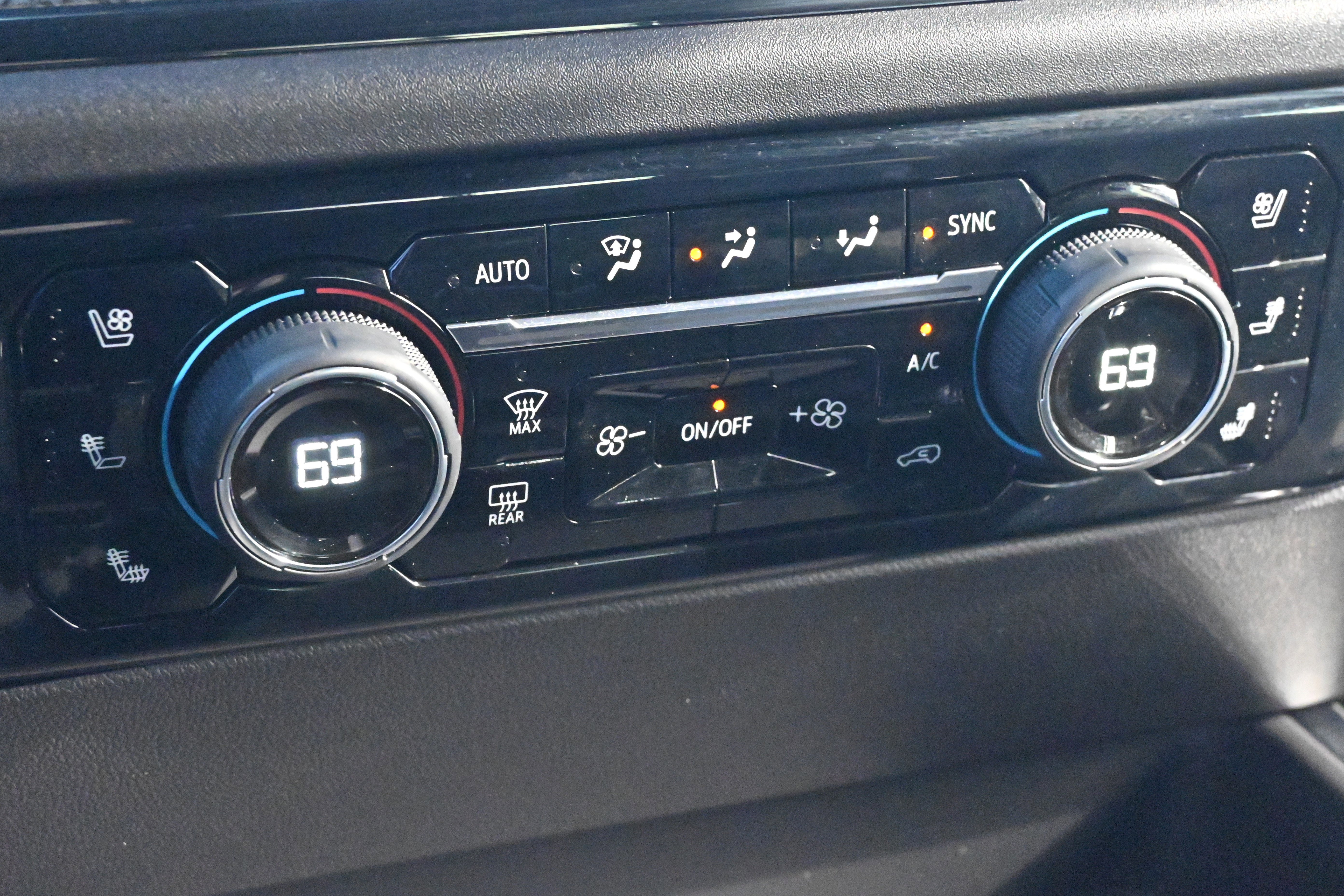 Used 2025 Chevrolet Silverado 2500 ZR2 w/ Technology Package image 23