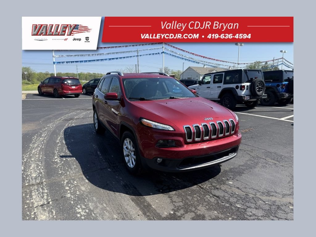 Used 2017 Jeep Cherokee Latitude w/ Cold Weather Group AWD/4WD image 1