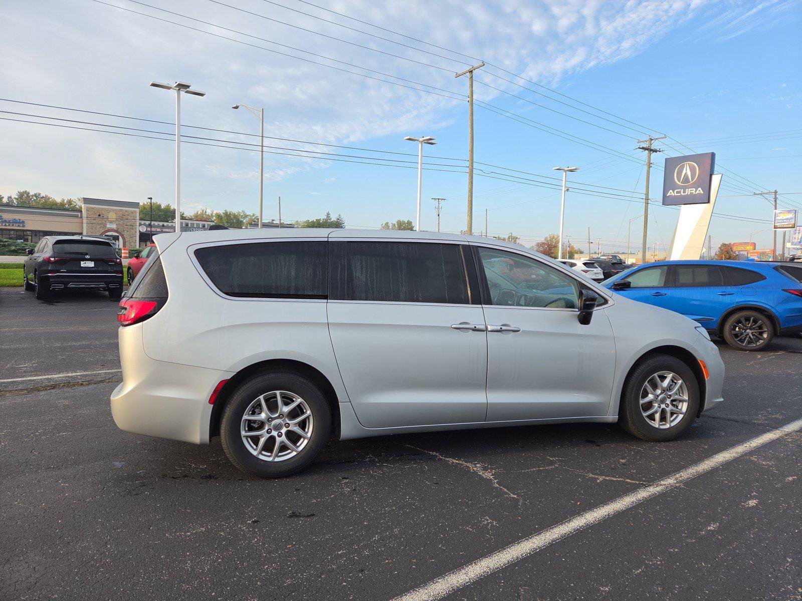Used 2024 Chrysler Pacifica Touring-L FWD image 28