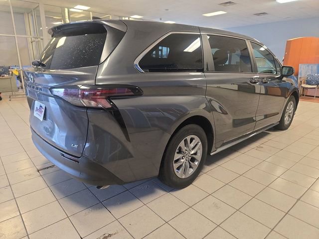 Used 2025 Toyota Sienna LE image 8