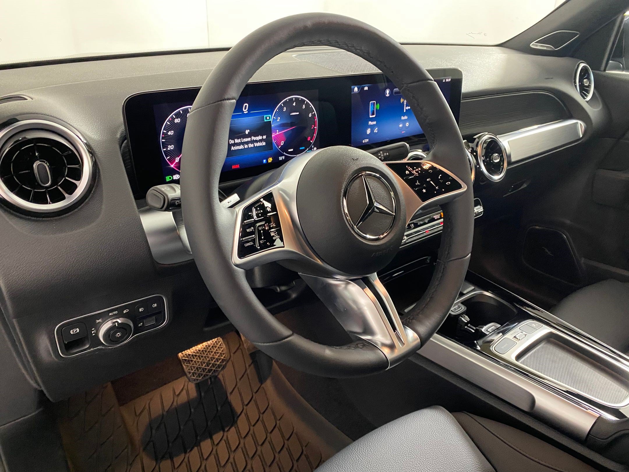 Used 2026 Mercedes-Benz GLB 250 4MATIC image 4