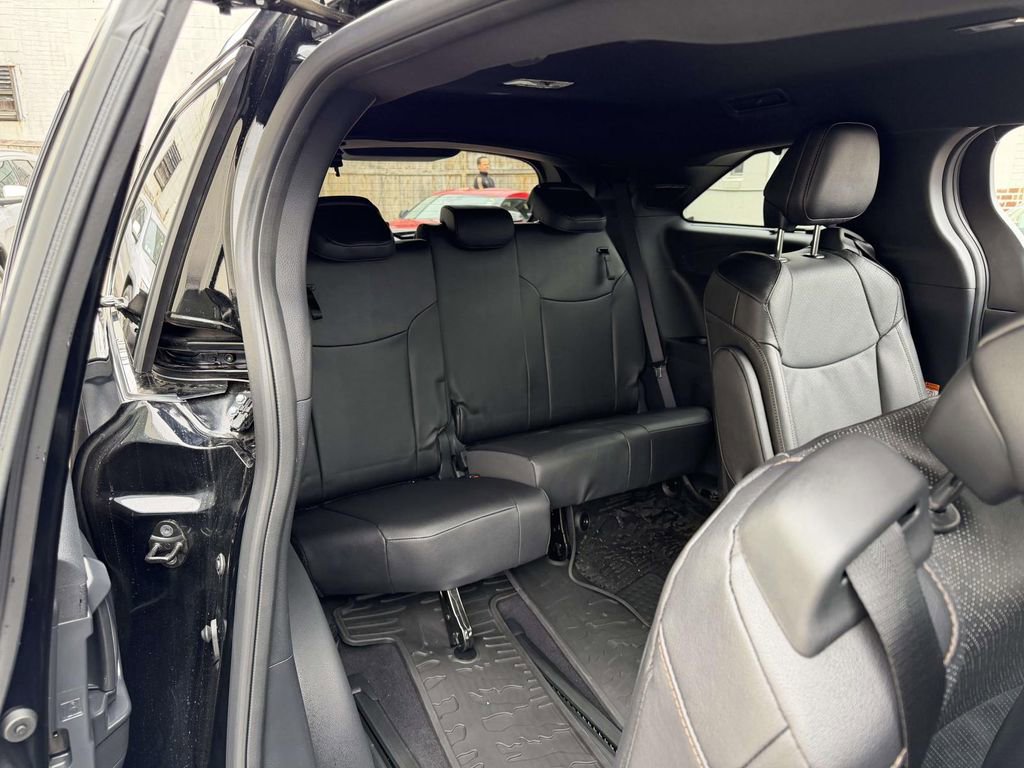 Used 2025 Toyota Sienna Platinum image 15