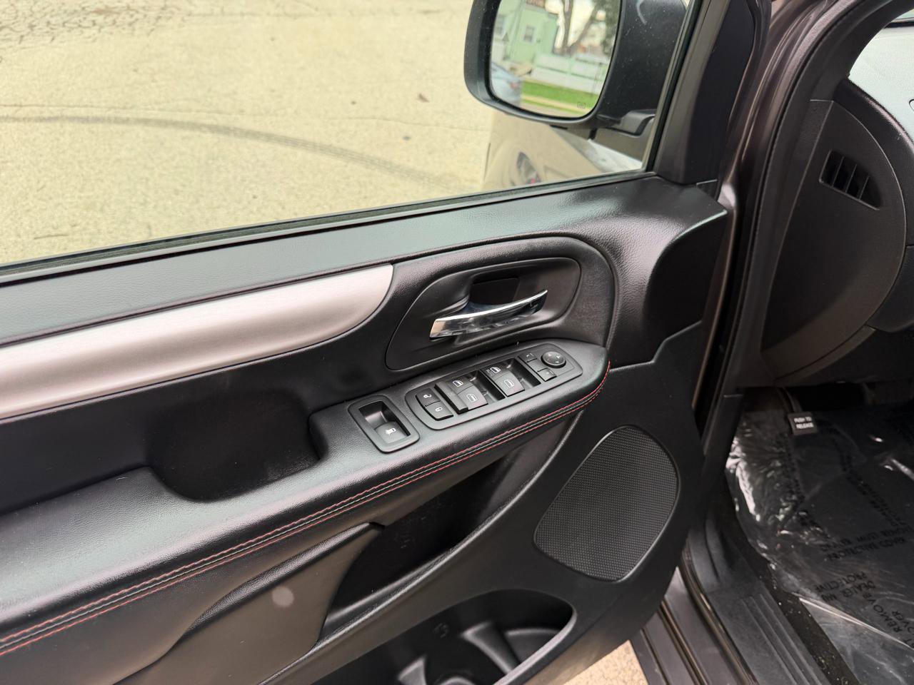 Used 2017 Dodge Grand Caravan GT w/ Safety Sphere Group FWD image 12