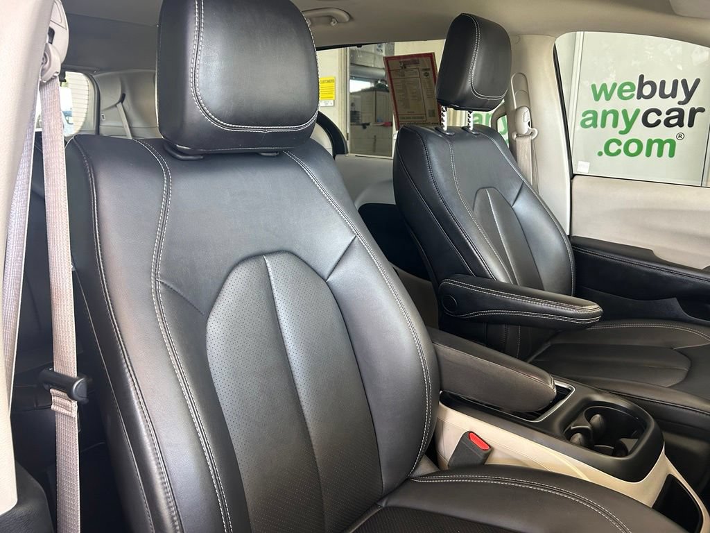 Used 2024 Chrysler Pacifica Touring-L FWD image 21