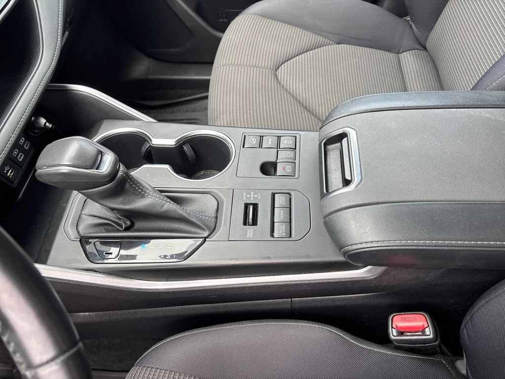 Used 2023 Toyota Highlander LE AWD/4WD image 18