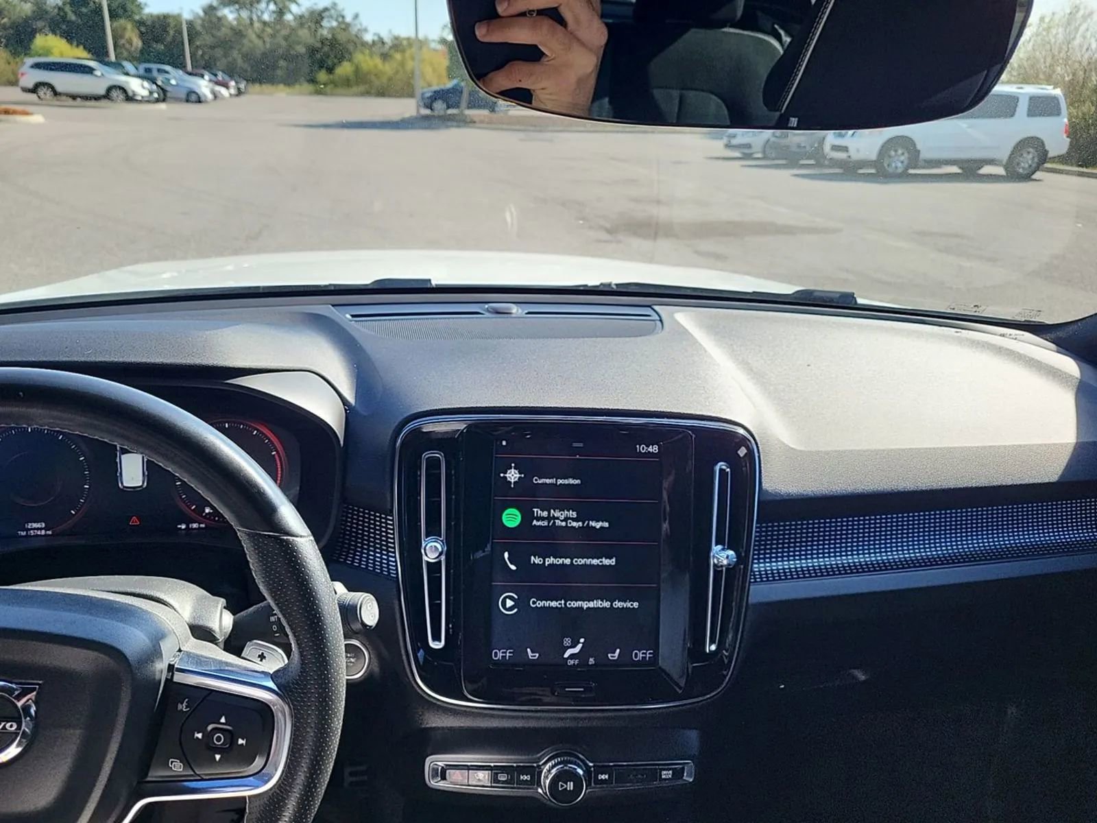 Used 2019 Volvo XC40 T4 R-Design image 9