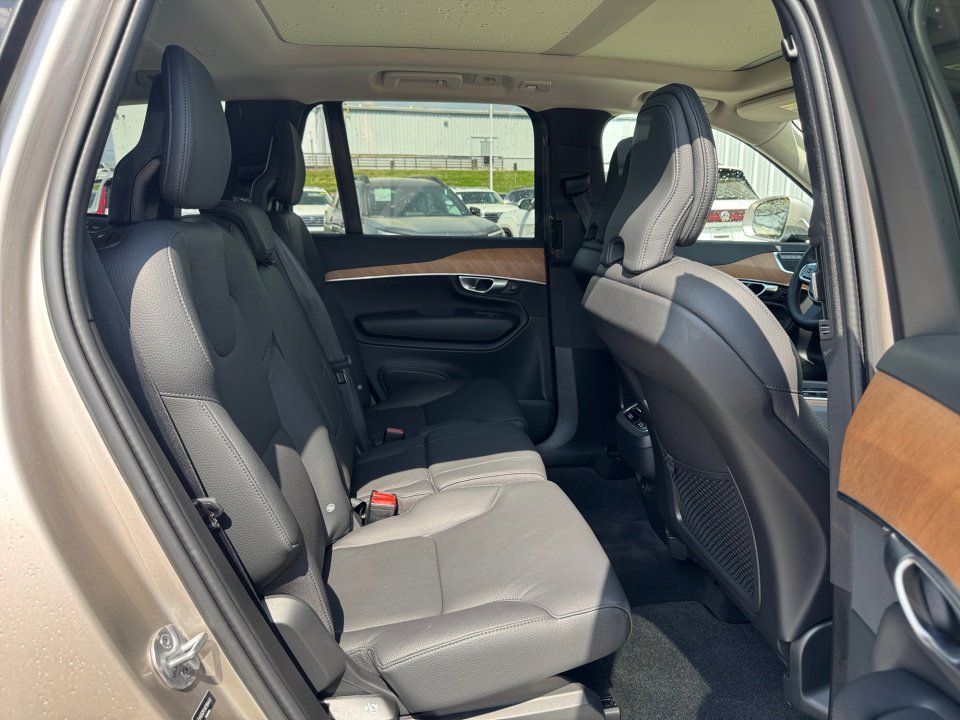 Certified 2024 Volvo XC90 B6 Plus w/ Protection Package image 29
