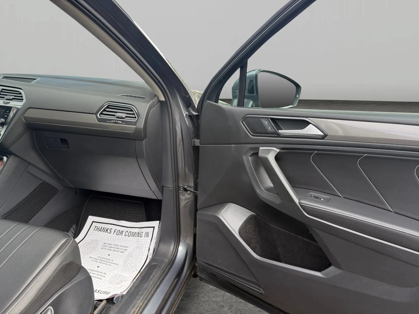 Used 2024 Volkswagen Tiguan SE w/ Panoramic Sunroof Package AWD/4WD image 19