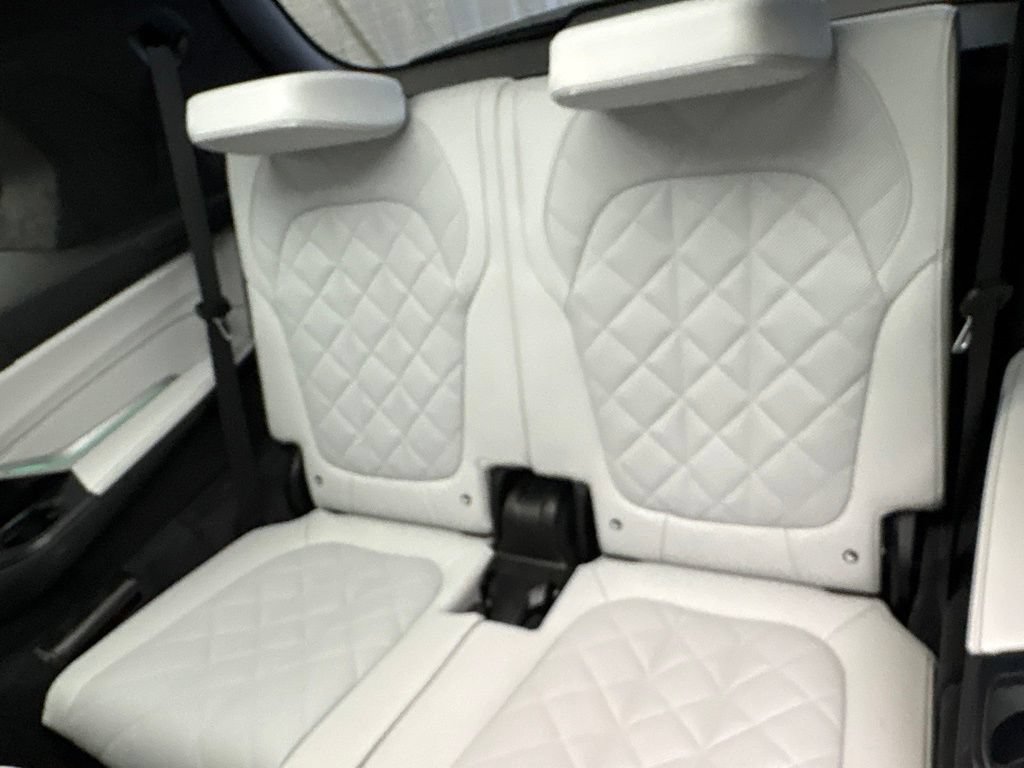 Used 2024 BMW X7 xDrive40i w/ M Sport Package AWD/4WD image 22