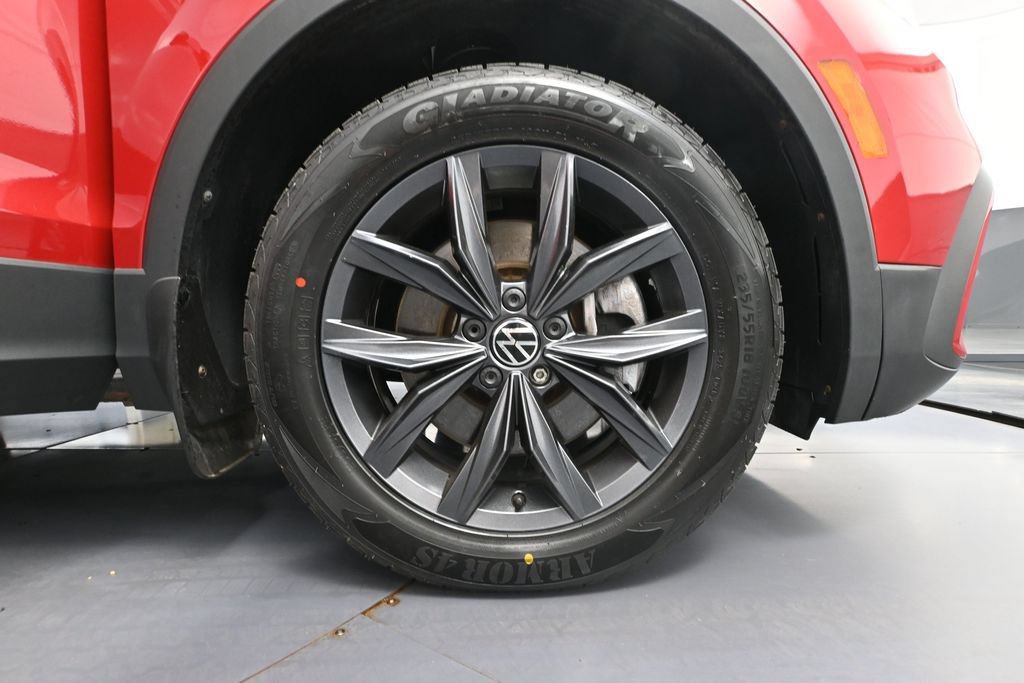 Used 2023 Volkswagen Tiguan SE AWD/4WD image 15