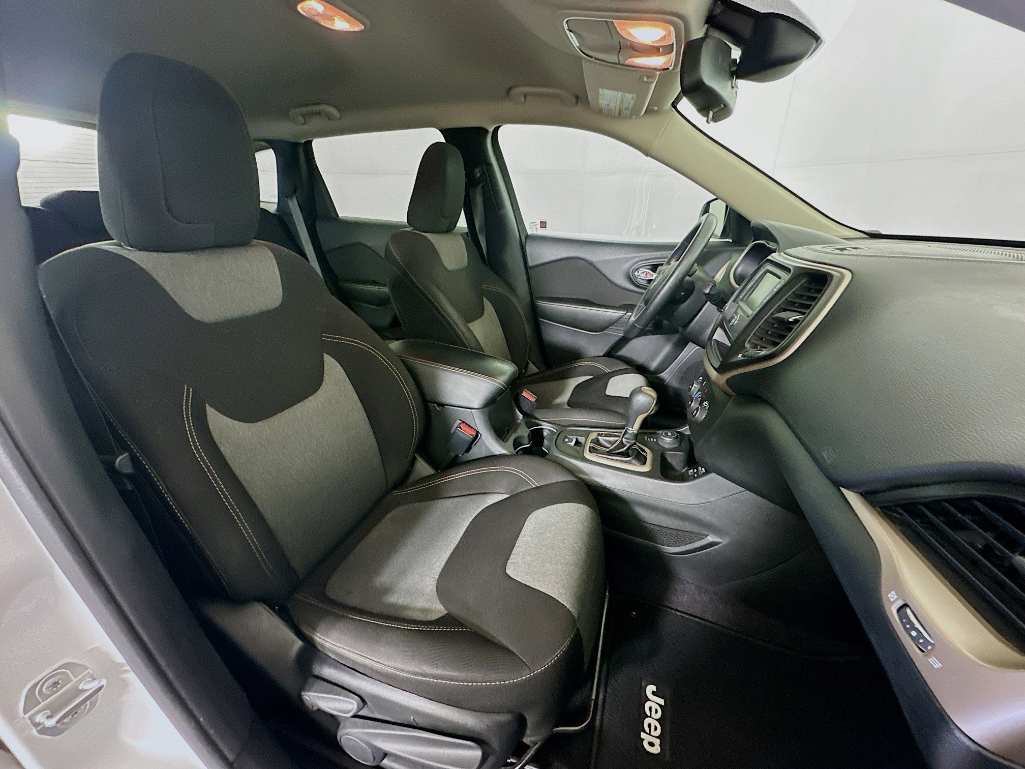 Used 2016 Jeep Cherokee Sport image 28