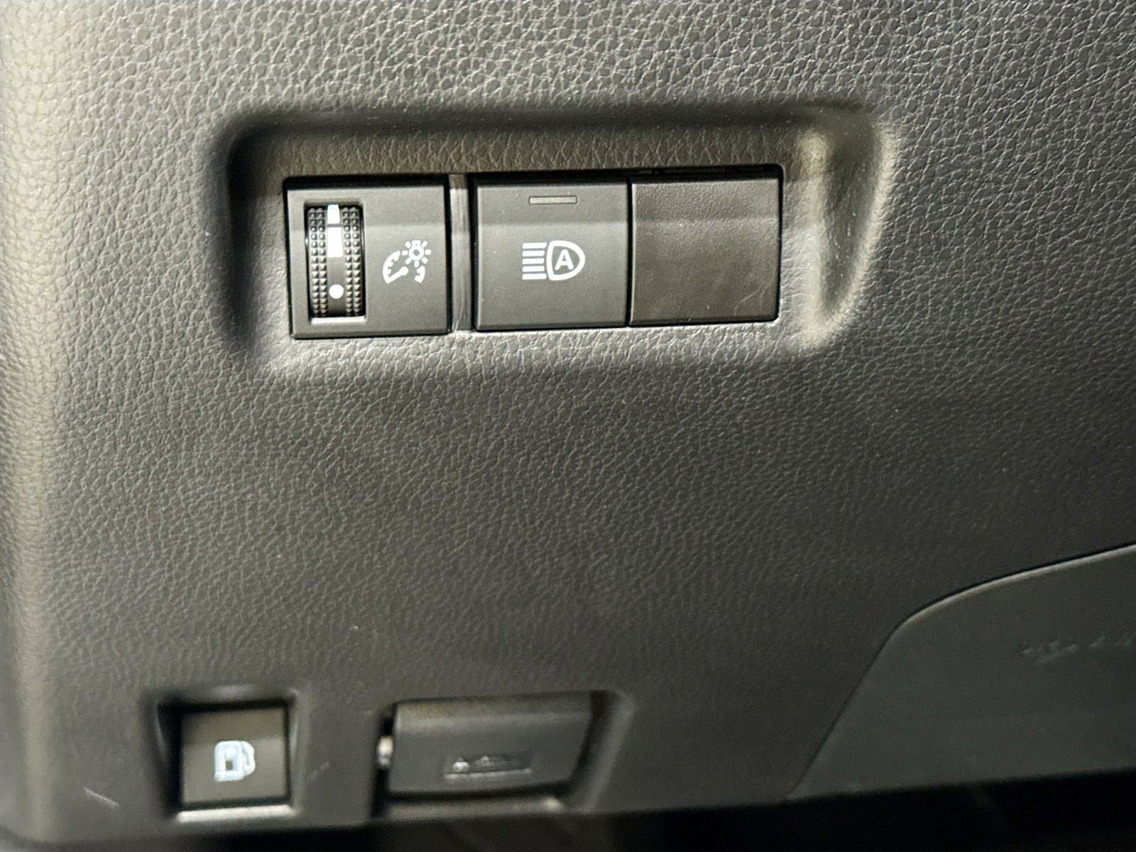 Used 2025 Toyota RAV4 LE AWD/4WD image 12