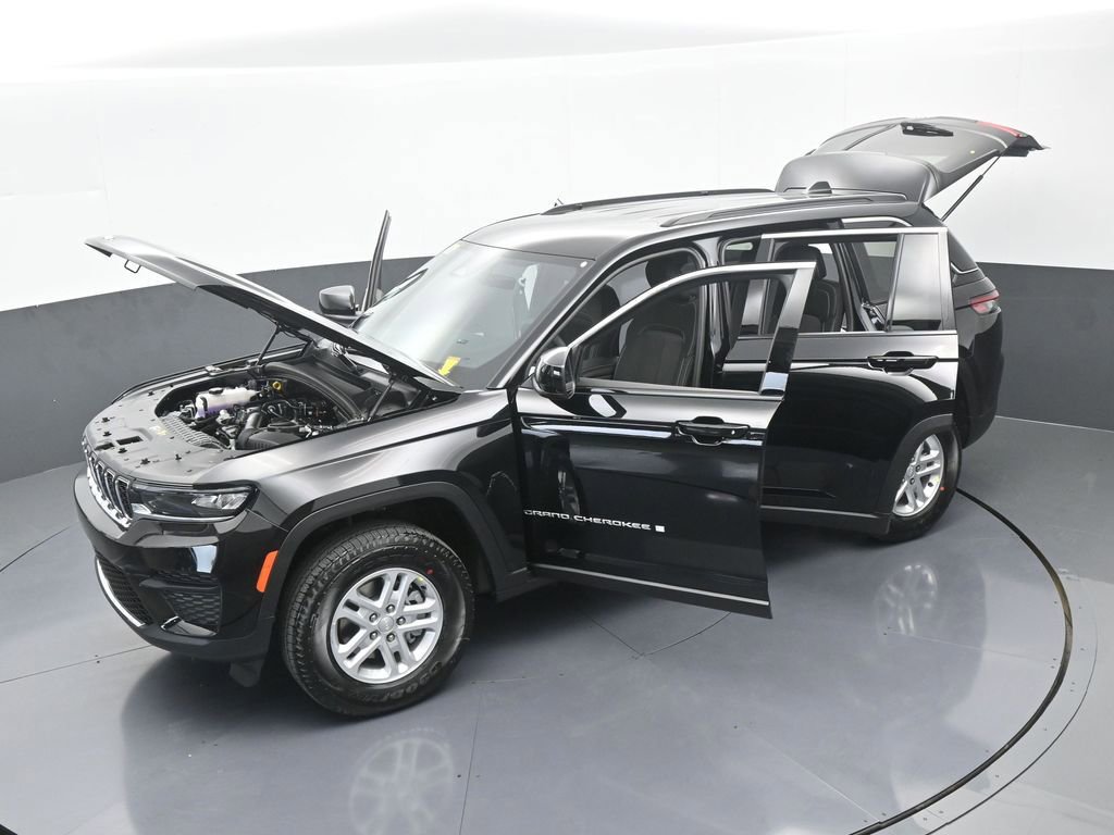 Used 2025 Jeep Grand Cherokee Laredo AWD/4WD image 58
