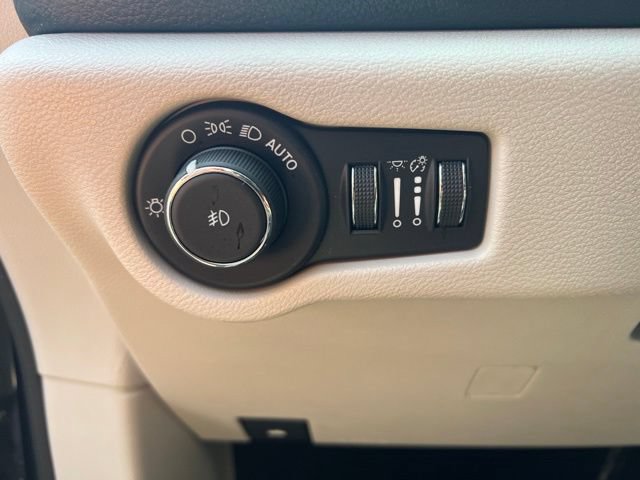Used 2024 Chrysler Pacifica Limited AWD/4WD image 8