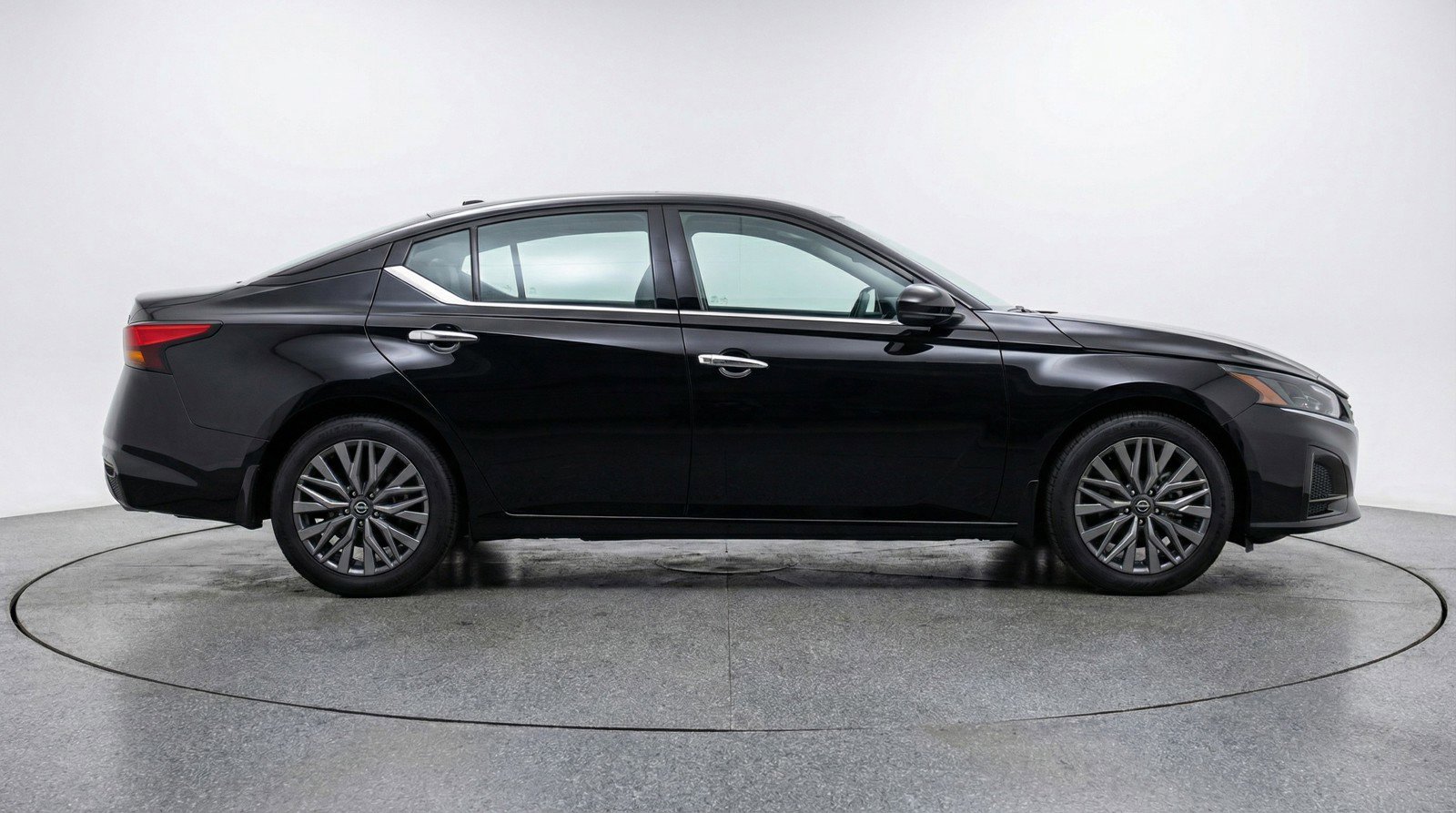 Used 2025 Nissan Altima 2.5 SV image 11