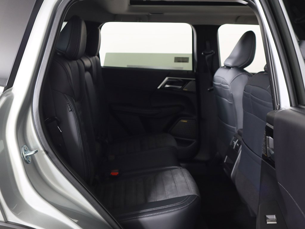 New 2025 Mitsubishi Outlander SE image 33