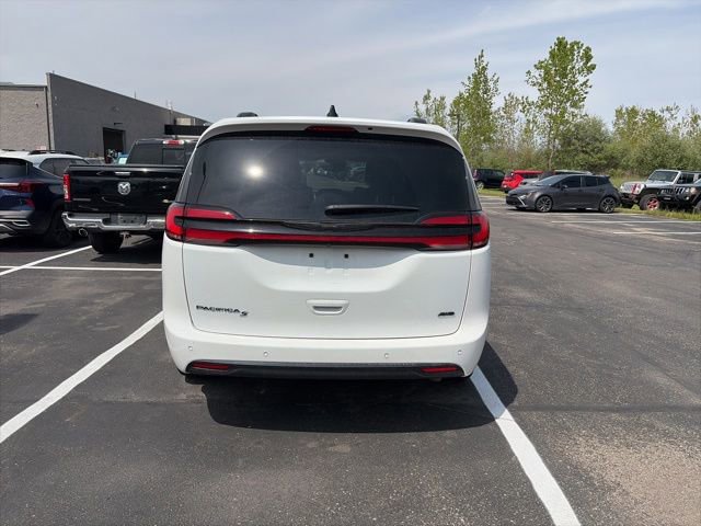 Used 2023 Chrysler Pacifica Touring-L w/ Uconnect Theater Family Group AWD/4WD image 8