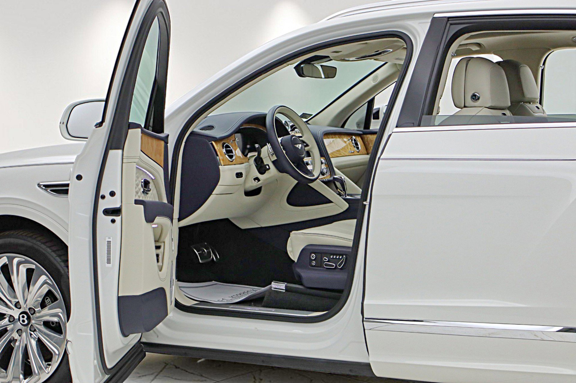 Used 2024 Bentley Bentayga image 7