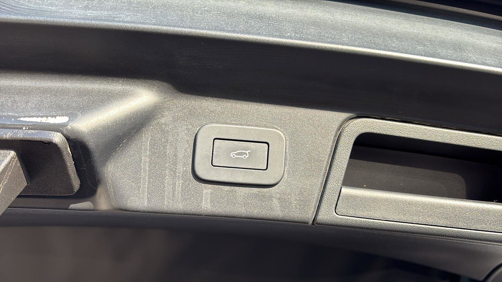 Used 2025 Land Rover Range Rover Velar Dynamic SE image 18