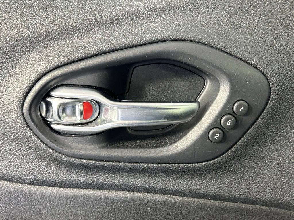 Used 2019 Jeep Cherokee Limited AWD/4WD image 32