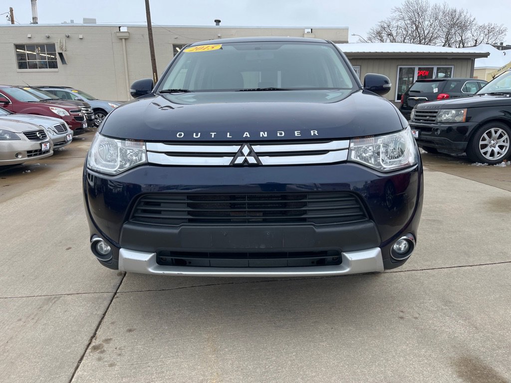 Used 2015 Mitsubishi Outlander SE image 2