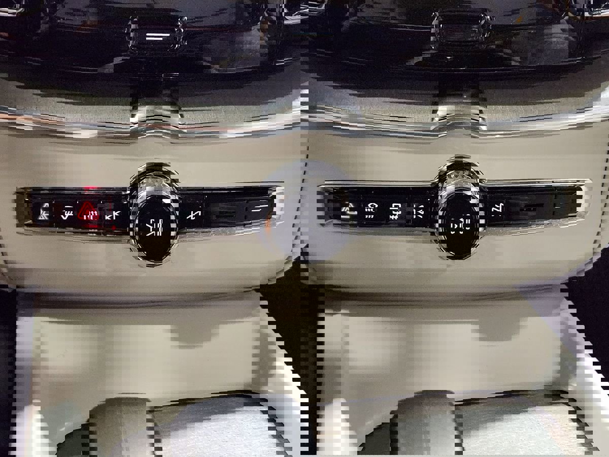 Used 2023 Volvo XC60 T8 Plus w/ Protection Package Premier image 38