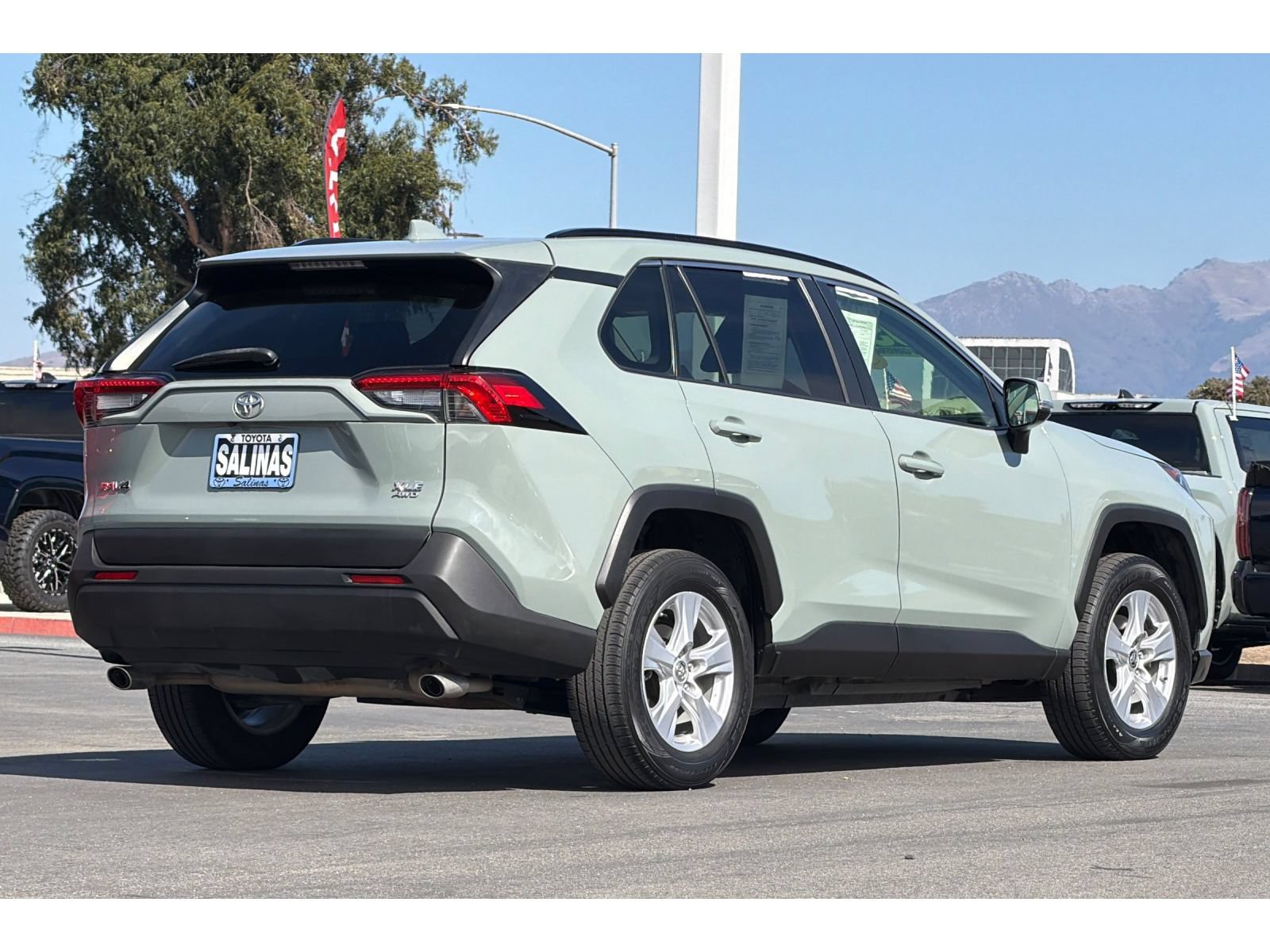 Used 2019 Toyota RAV4 XLE AWD/4WD image 4