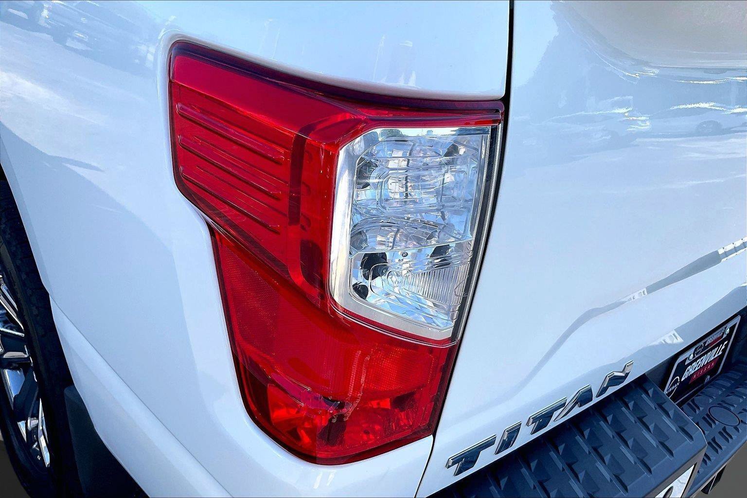 Used 2018 Nissan Titan SL w/ Chrome Package AWD/4WD image 31