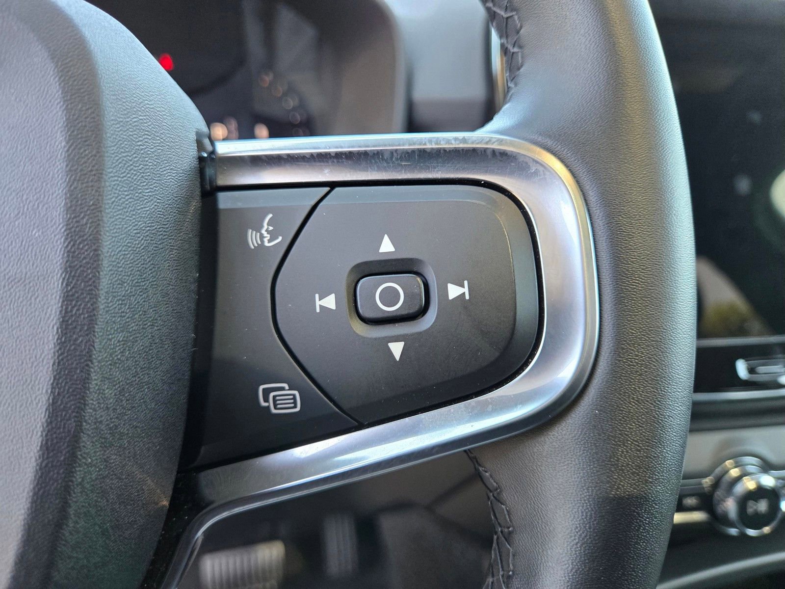 Certified 2025 Volvo XC40 B5 Core image 22