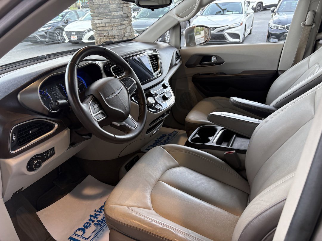 Used 2017 Chrysler Pacifica Touring-L w/ Tire & Wheel Group FWD image 2