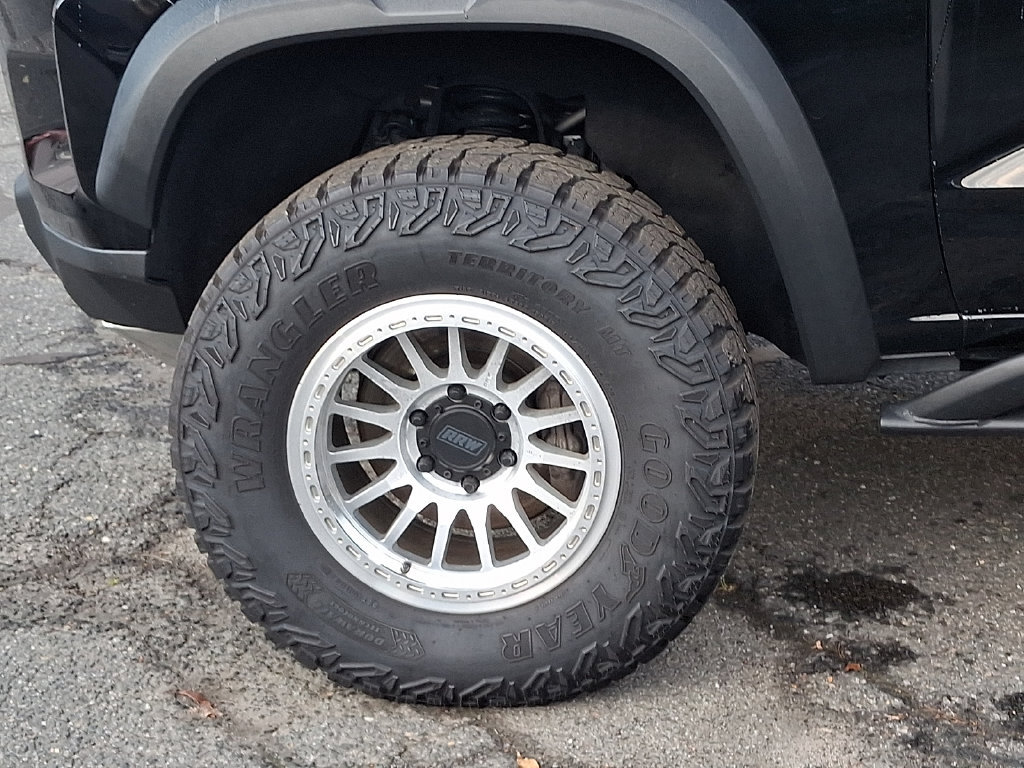 Used 2024 Chevrolet Colorado ZR2 w/ Safety Package AWD/4WD image 8