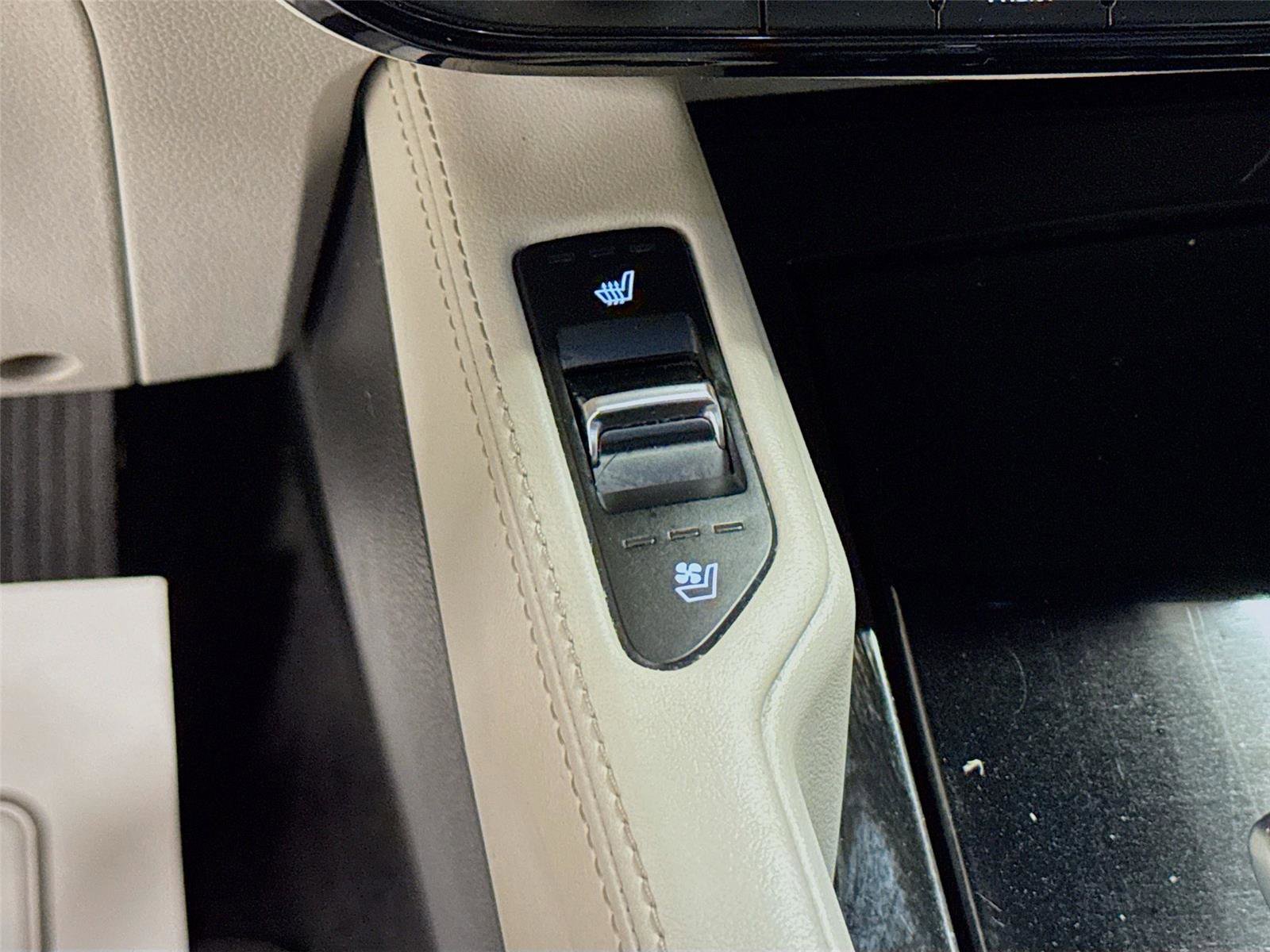 Used 2024 Kia Telluride EX w/ EX Captain's Chair Package FWD image 21