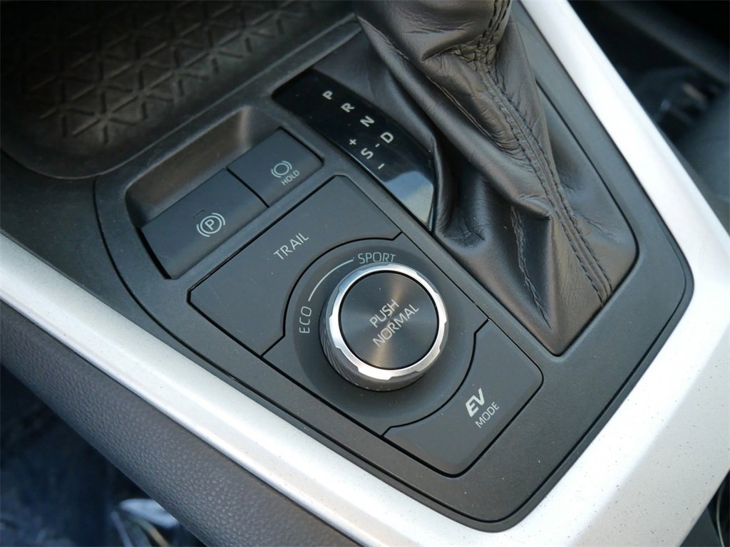 Used 2020 Toyota RAV4 XLE image 18