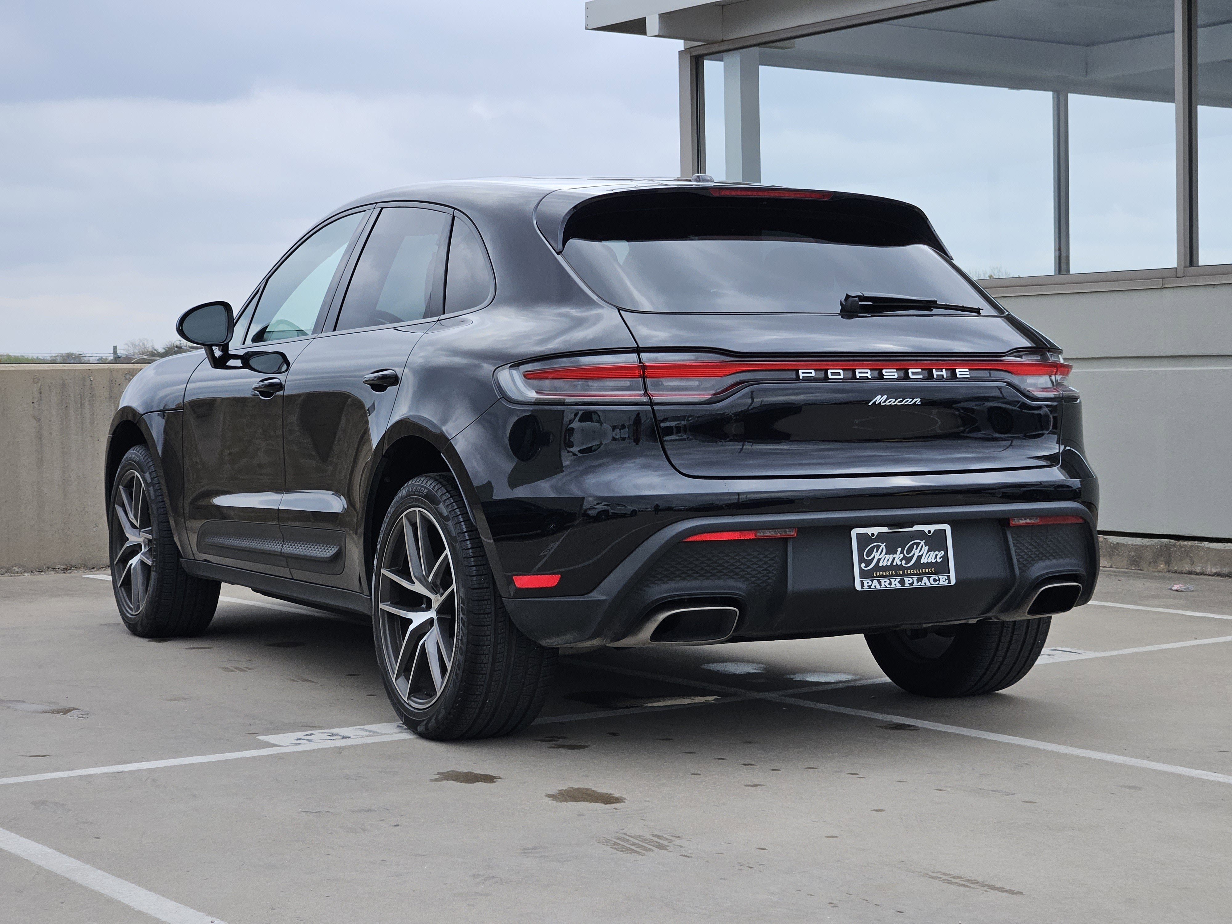 Certified 2025 Porsche Macan image 3
