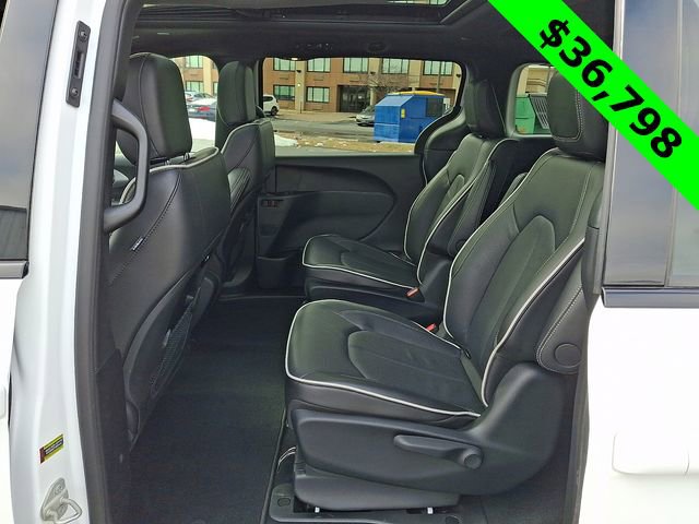 Used 2025 Chrysler Pacifica Premium image 10