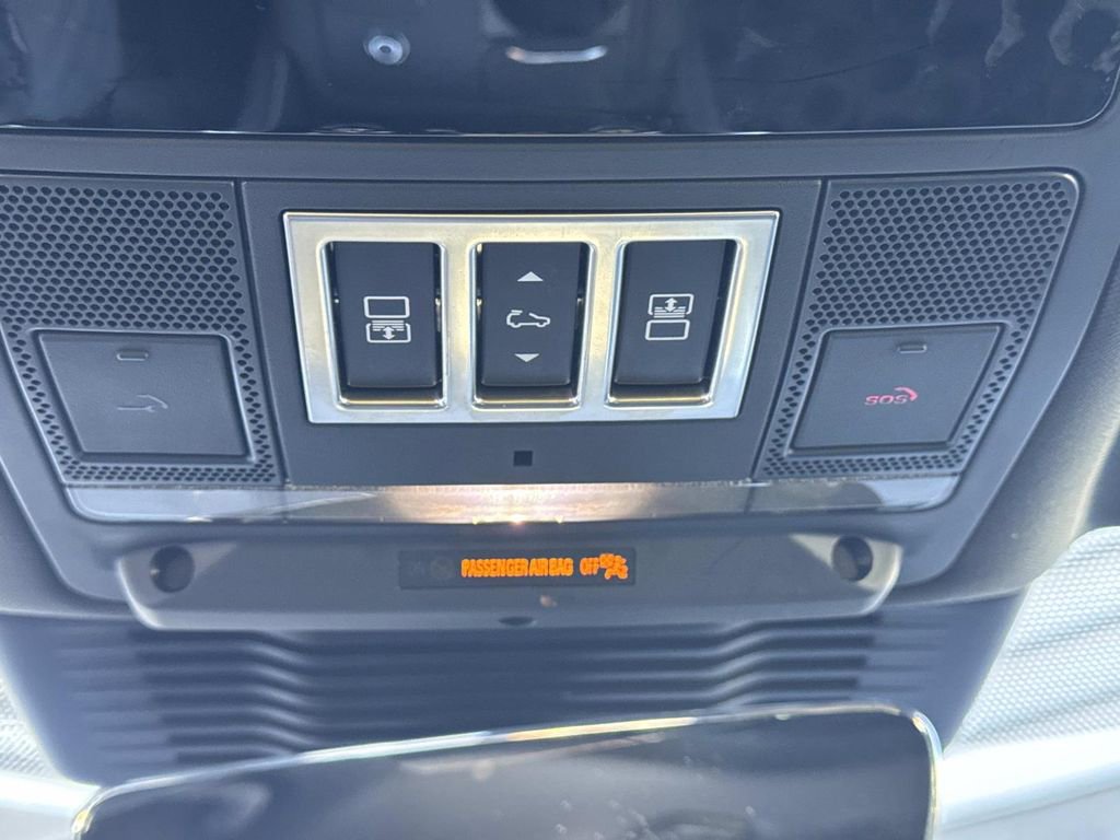 Used 2025 Land Rover Discovery S image 22