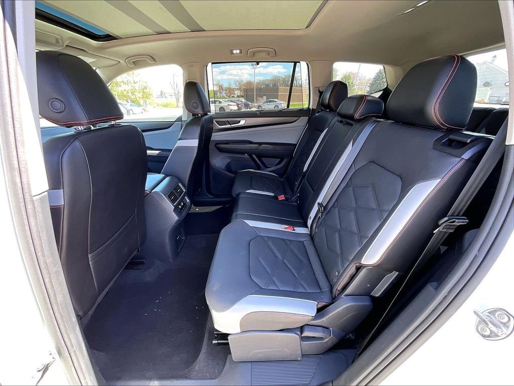 Used 2024 Volkswagen Atlas Peak Edition SE AWD/4WD image 15