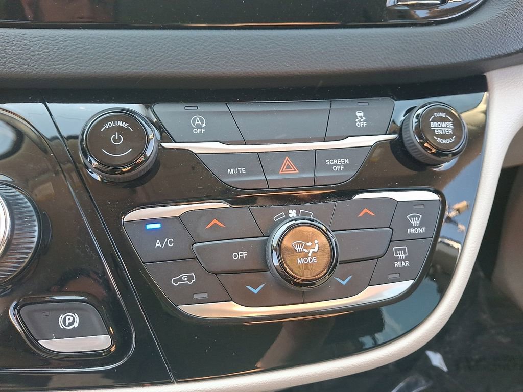 Used 2023 Chrysler Voyager LX image 18